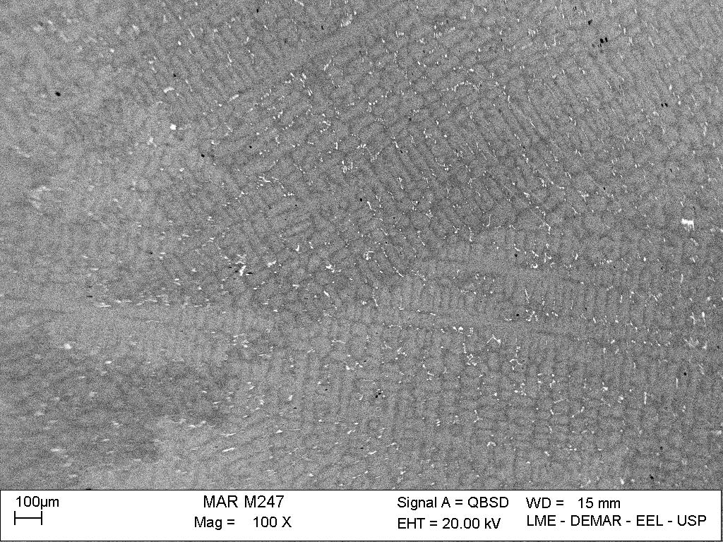 44 Figura 19 - Micrografia da superliga MAR-M247 no estado bruto de fusão, obtida via MEV no modo elétrons retroespalhados.