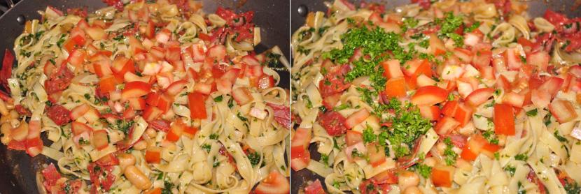 Adicione o tomate picado e a salsinha e misture muito bem.