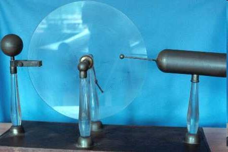 Durante o século XVIII as máquinas elétricas evoluem até chegar a um disco rotativo de vidro que é atritado a um isolante adequado.