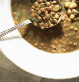 Lentilha com gengibre Ingredientes 1 xícara de lentilha vermelha (deixe de molho por no mínimo 6 horas); 3 xícaras de água; 1 colher de (sopa) de cúrcuma; 1 colher (sopa) de gengibre picado; 1 colher