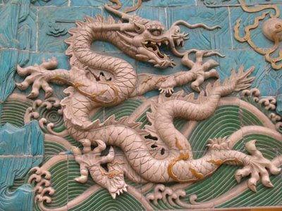 Dragão Chinês O dragão chinês simboliza o poder e a valentia, o heroísmo e a perseverança. A ele é atribuído grande energia, decisão e otimismo. É considerado inteligente e ambicioso.