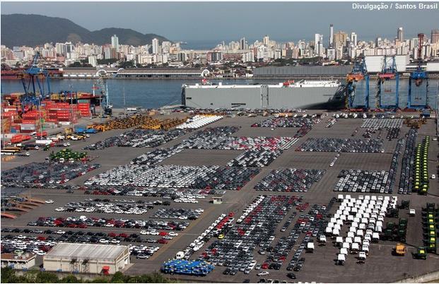 de carga geral e eventualmente de contêineres por meio de navios multipropósito Ro-Ro (rollon roll-off) (Santos Brasil, 2010).