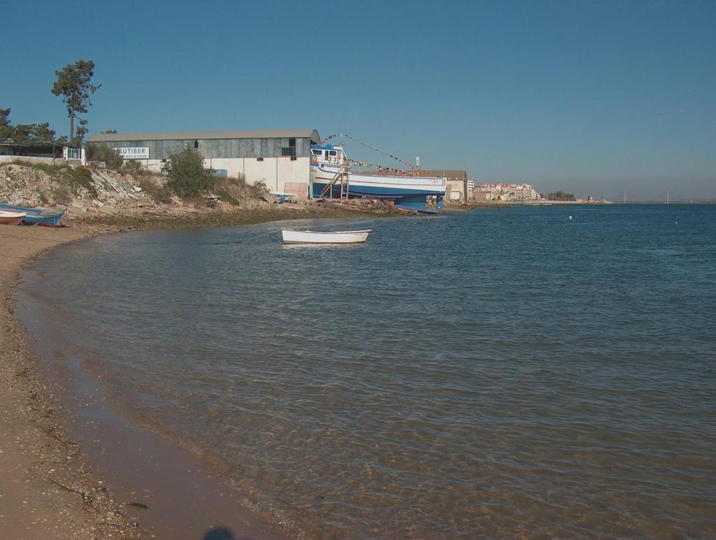 A Nautiber Ponta de Santo António - Área do Terreno: 2,800m2; - Área Coberta: 1,850m2; - 2 Naves: 35x14m e 35x15m com 12 e 13 de pé direito respectivamente; - 2 Rampa de alagem tradicionais servida