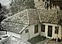 compra pelos atuais proprietários, em 1997. A reforma de 1986 alterou o telhado, estendendo a cumeeira e deslocando os espigões da parte posterior da casa, para incorporar o puxadinho anterior.