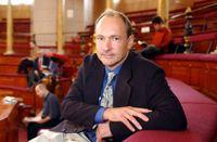 Tim Berners-Lee desenvolve a