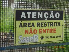 Imagem(4) Descrição(4): Placa indicativa de propriedade da SAAEB no portão de entrada da Captação Superficial do Córrego Águas Claras e de acesso ao Poço Tubular Profundo de mesmo nome, mas não