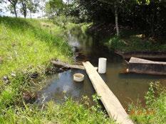 Imagem(2) Descrição(2): Canal natural do Córrego da Minhoca, na seção de desvio e tomada d água de águas superficiais, por gravidade, do Córrego da Minhoca, cuja tubulação