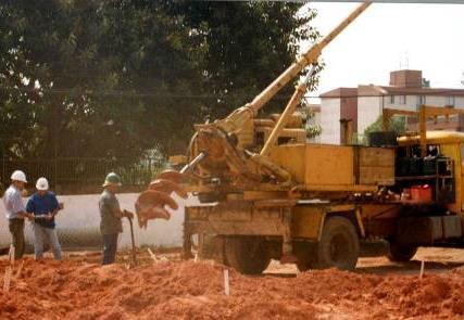 São executadas através de torres metálicas, apoiadas em chassis metálicos ou acoplados