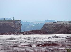 Barragem de Lama Vermelha que estourou no oeste da Hungria em 4 de outubro de 2010.