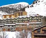 34 Andorra Soldeu Hotel Himalaia Soldeu 4* Localização: A 40 m. do teleférico de Soldeu. Alojamento: Dispõe de 64 quartos com casa de banho, telefone, TV satélite, mini bar e aquecimento individual.