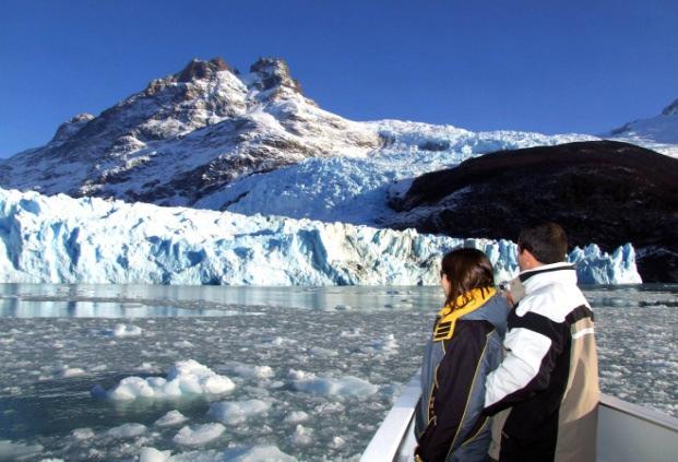 Navegaremos através do Braço Norte do Lago Argentino até chegarmos ao Canal Upsala, onde, dependendo das condições climáticas, nos aproximaremos da parede do glaciar.