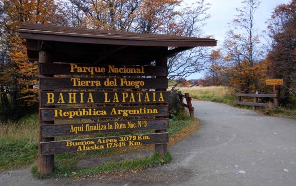 Continuação, circulando mais 2 quilômetros, para então chegar a entrada do Parque Nacional, área reservada para a proteção do Bosque Subantártico, flora e fauna.