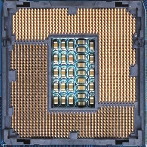 ) Sempre desligue o computador e desconecte o cabo de energia da tomada de energia antes de instalar a CPU para a evitar danos ao hardware. Localize o pino um da CPU.