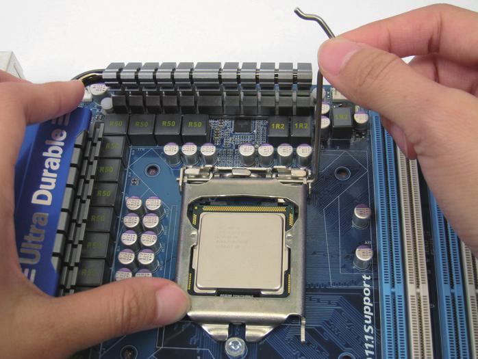 B. Siga os passos abaixo para instalar corretamente a CPU no soquete da CPU da placa mãe.