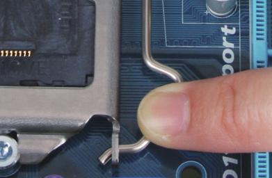 Etapa 4: Uma vez que a CPU estiver devidamente inserida, use uma mão para segurar a alavanca do soquete e