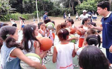 INFORMATIVO Nº 01/05-2015 BASQUETE No Centro de Referência Esportiva do Recôncavo da Bahia, a modalidade Basquete iniciou o mês de maio construindo a nova sequencia