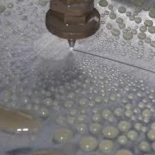 Corte com Jato de Água Bem apropriada para cortar metais com altíssimo desempenho, a tecnologia de jatos de água, quando utilizada com a adição de abrasivos, produz cortes limpos, sem rebarbas, que