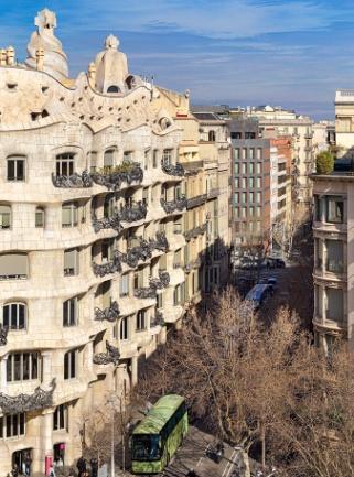 Localizado no emblemático bairro do Eixample, o hotel está situado a um quarteirão do elegante Passeig de Gràcia, onde se encontram as boutiques de luxo mais reconhecidas, restaurantes e um