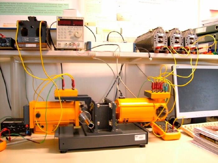 Uma ligação automática de alta confiabilidade entre o projeto teórico e a implementação em software é essencial e pode ser conseguida com VHDL, via as modernas ferramentas de software de conversão,