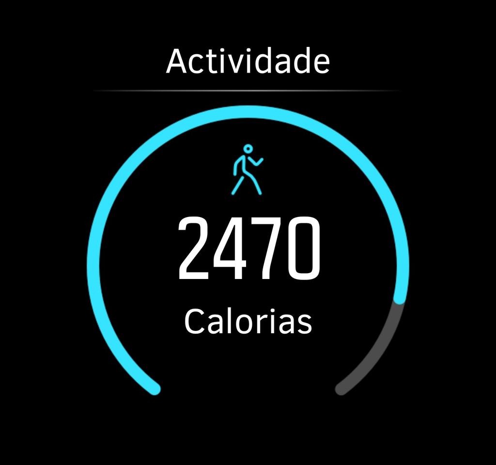 O anel nos dois ecrãs indica o quão próximo está dos objetivos diários de atividade recomendada: 10.000 passos e 2.000 calorias. 3.