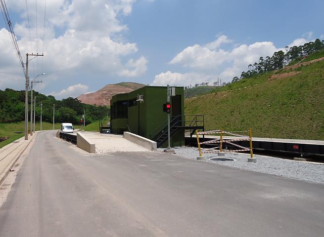 entrada e saída das balanças, controlados através de semáforos e