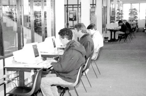 2. Biblioteca Automatizada A partir dos anos 1990 muitas bibliotecas universitárias começam a
