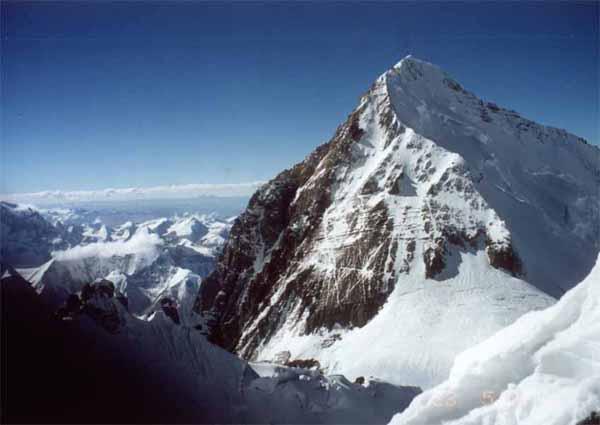 Cadeias Montanhosas São grandes estruturas, originadas geralmente por movimentos tectónicos ; Apresentam maior ou menor altitude, dependendo da