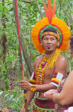 Visita a Aldeia Pataxó.: No meado do século XX, boa parte dos antepassados dos índios que hoje formam as aldeias da região do Porto Seguro foi assassinada em um grande massacre.