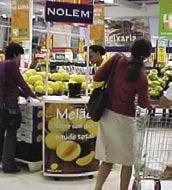 Realiza degustação em supermercados, distribui folders, faz propaganda em bonecos do formato do fruto e mantém um bom relacionamento com os grandes