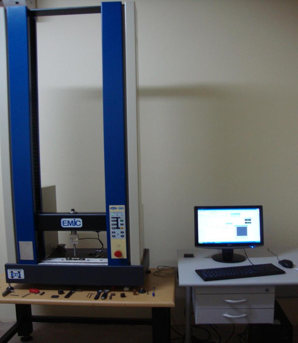 Material e Métodos 93 Em seguida, foram realizados os testes de flexão de três pontos na Máquina de Ensaios Universal EMIC DL1000 (EMIC, São José dos Pinhais, Brasil), com capacidade máxima de até