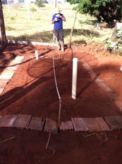 dentro do sistema devido o escoamento superficial causado pela chuva, foi feito em volta do tanque uma camada de tijolo deixando mais ou menos 10 cm acima do nível do terreno.