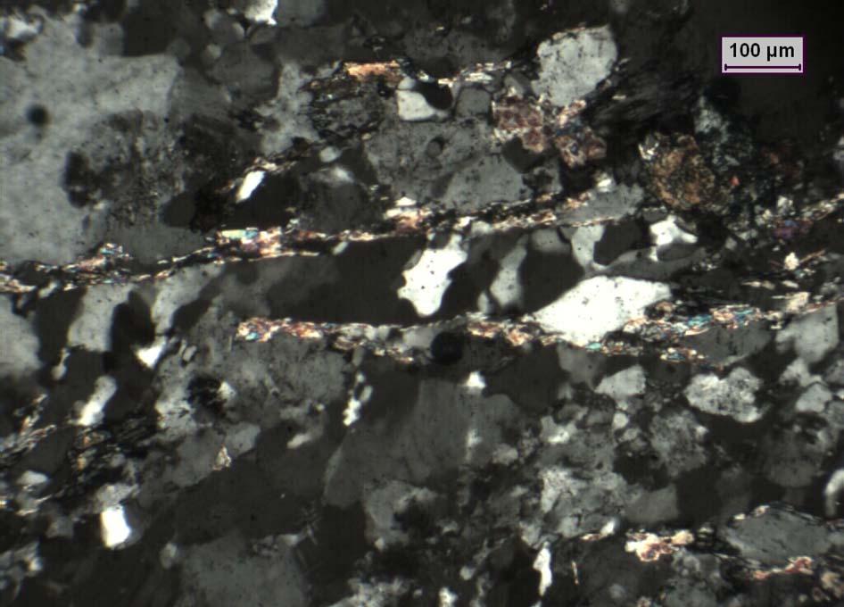 166 1 1 3 3 6 2 1 Figura C.14 Micrografia da amostra ML.1 Vista geral da lâmina. Feldspato (1); Quartzo (2); bandas micáceas (3) 2 3 1 Figura C.