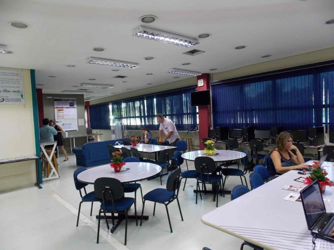 P á g i n a 128 3.3 Sala de Professores A IES possui uma sala de professores, equipadas com computadores com acesso a internet e também com rede sem fio.