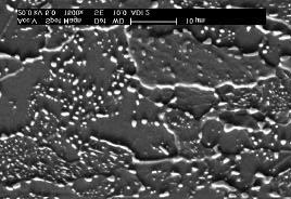 menores serão as possibilidades de abertura de microtrincas nestes locais, como também do crescimento destas microtrincas, tendo como resultado uma maior deformação sem o rompimento do material.