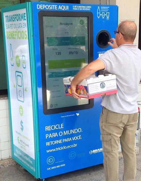 332,38 Os moradores próximos ao Hospital e Maternidade Brasil, em Santo André, contam com um projeto de incentivo à reciclagem em que podem descartar embalagens vazias no ponto Retorna Machine,