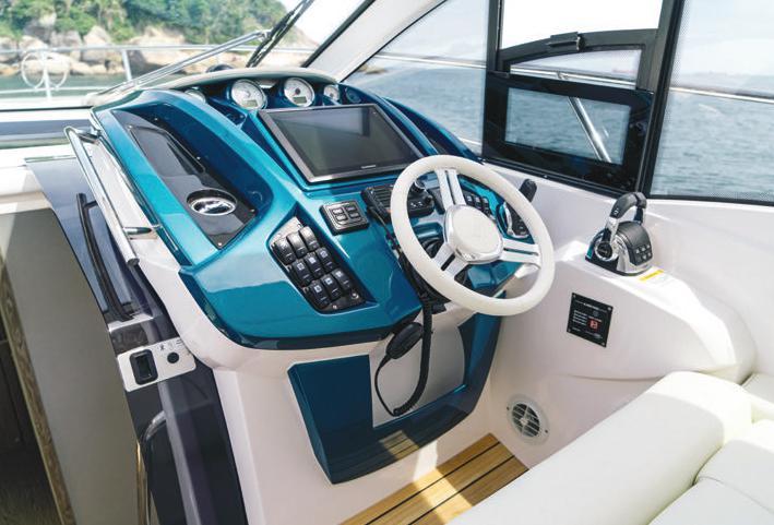 Em 2017, a Intech Boating remodelou a Cruiser 40 brasileira, acrescentando itens muito bem-vindos e alterando e aperfeiçoando outros, como o tamanho do hard top ou as vigias dos camarotes, que