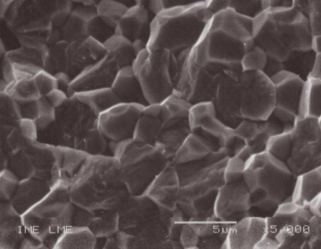 68 4.2.2 Microscopia eletrônica de varredura dos corpos cerâmicos fraturados (a) 200 C (b) 250 C Figura 4.