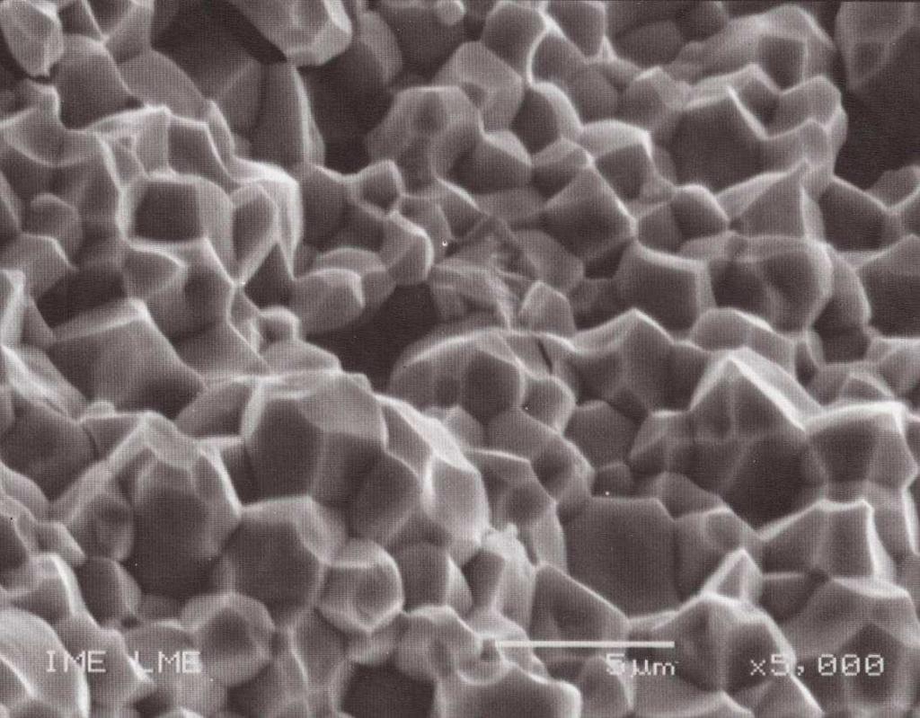 - Microestrutura visualizada por microscópio eletrônico de varredura com imagens por elétrons secundários da peça sinterizadas durante 3,5 h e obtidas com pó de titanato