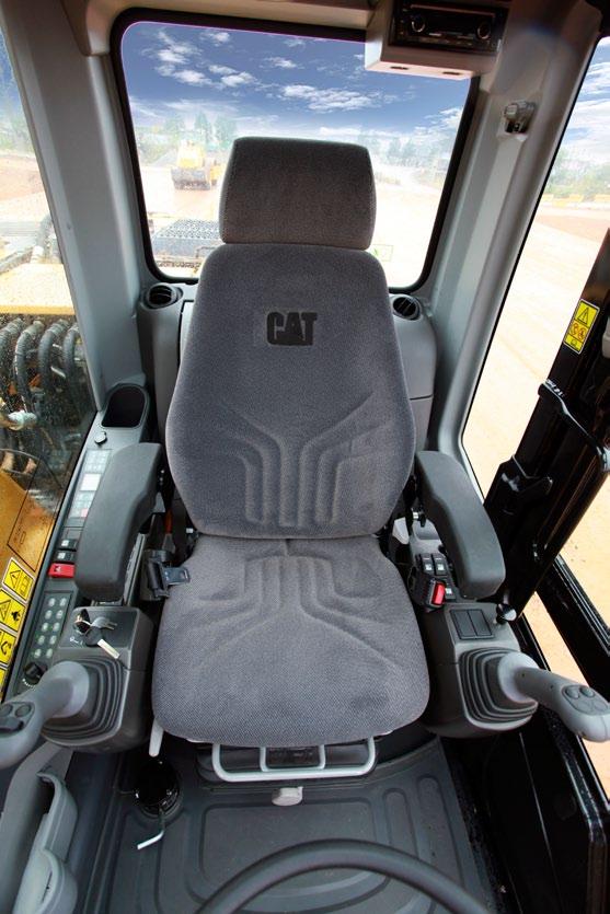 O assento confortável é equipado com um controle de temperatura do assento passivo e suspensão a ar que podem ser ajustados conforme o peso do operador, permitindo uma posição ergonômica e relaxada.