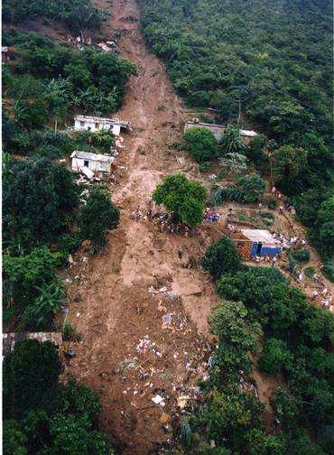 Foto Cicatriz e moradias atingidas após