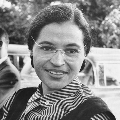 1943, Montgomery Rosa Parks tenta embarcar em um ônibus.