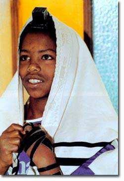 Menina etíope da comunidade judaica falash uras, cujas orige s se co fir a pelos pesquisadores e estudiosos, se