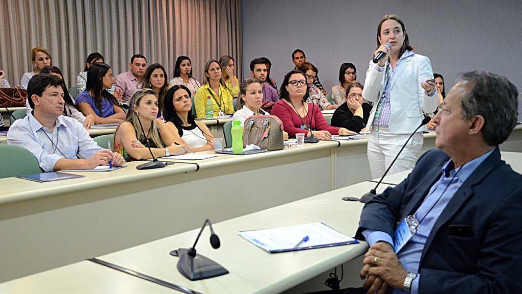 Farmacêuticos Ativos (COIFA) e Thaís Mesquita do Couto Araujo, da Coordenação de Inspeção de Insumos Farmacêuticos,