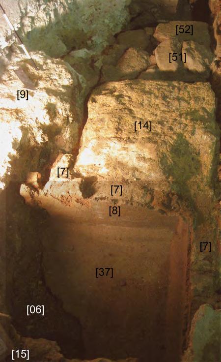 125 CIRA-ARQUEOLOGIA V Fotografia 2 Vista de oeste para este das estruturas romanas ([7], [37], [8], [14],[51] e [52]) que compõe o ambiente a norte do muro [11] e afectações setecentistas ([15],