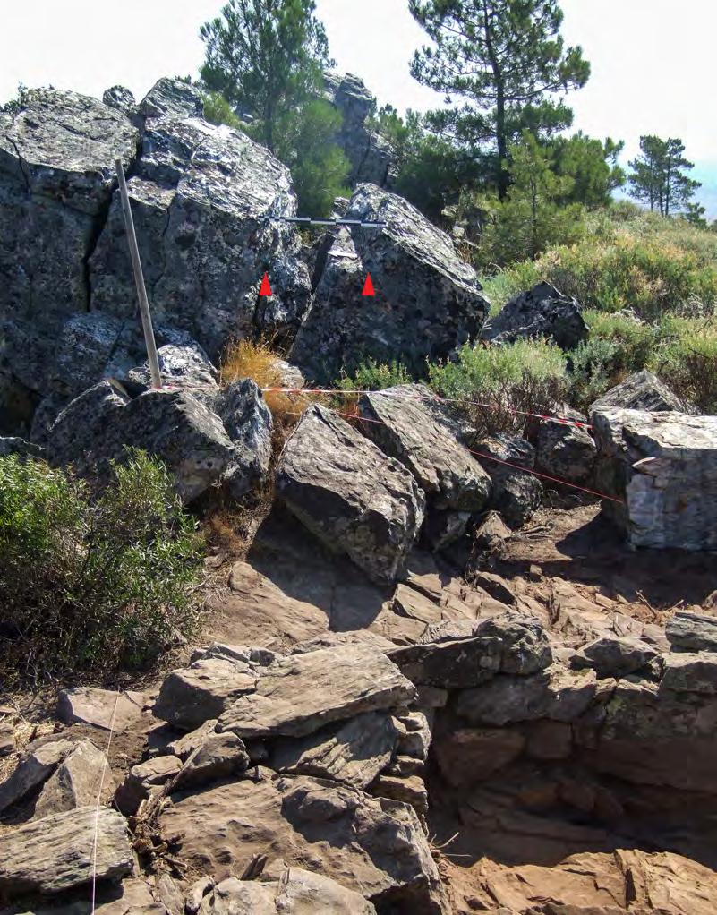 38 CIRA-ARQUEOLOGIA V Figura 5 Entalhes no maciço rochoso que foram utilizados para fixação de alguma estrutura. topo do cerro. Efectivamente foram documentados entalhes (FIG.