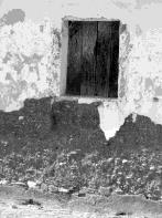 O embasamento e provavelmente a fundação são de xisto. Os vãos das portas e janelas estão reforçados com um lintel de madeira.