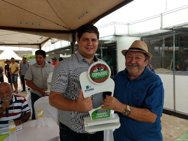 O prefeito Rafael de Peron (PMDB) e o vice prefeito Clovis Ramos fizeram a entrega da