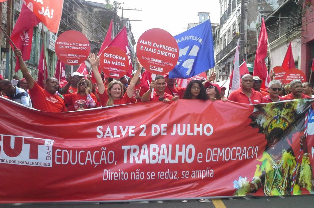 Trabalhadores das mais diversas categorias saíram às ruas defendendo mais emprego, educação e trabalho em um desfile que tomou as ruas da Lapinha, em Salvador.