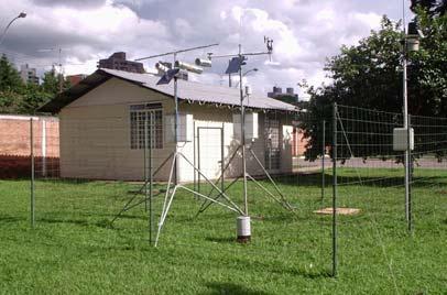 A B Os sensores de temperatura utilizados foram termopares do tipo T (cobre-constantin), conectados a um multiplexador AM 416/32 da Campbell Scientific Inc.