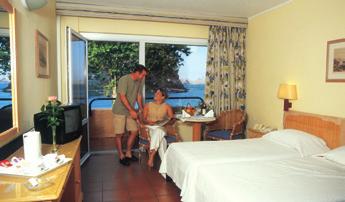 Rodeado pelo mar e por um vale verdejante, situado na baía de Zarco, próximo da vila piscatória de Machico, localizado a 25 minutos do Funchal, o Hotel Dom Pedro Baía Club é perfeito para se